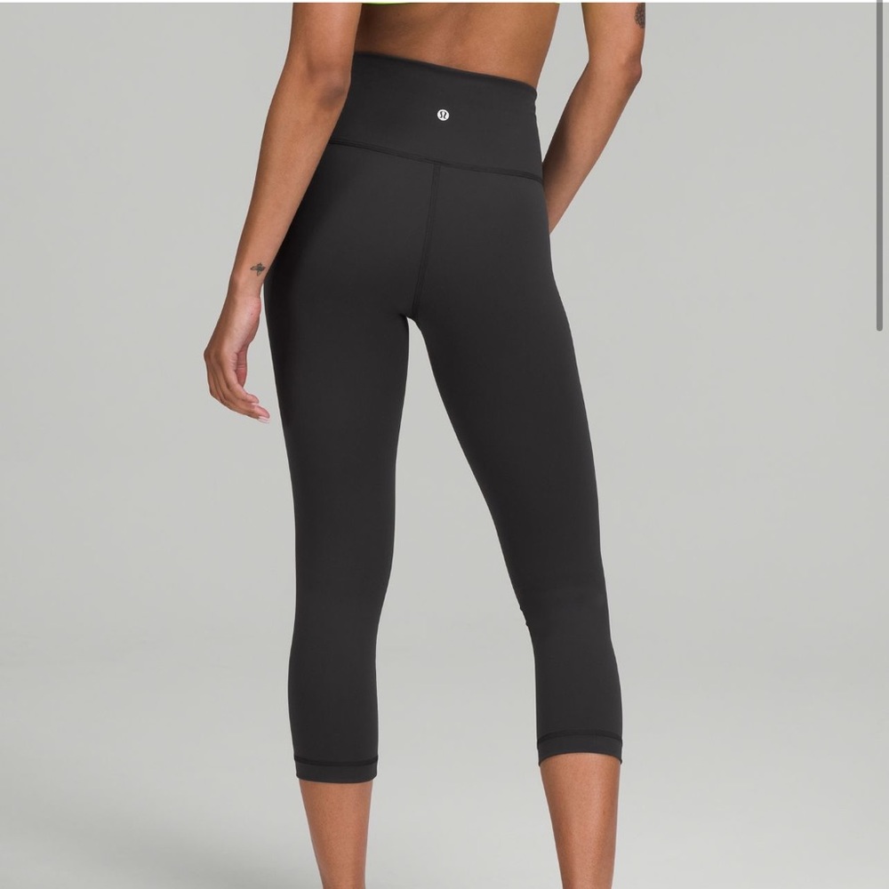 Size 4 wunder under crop black leggings